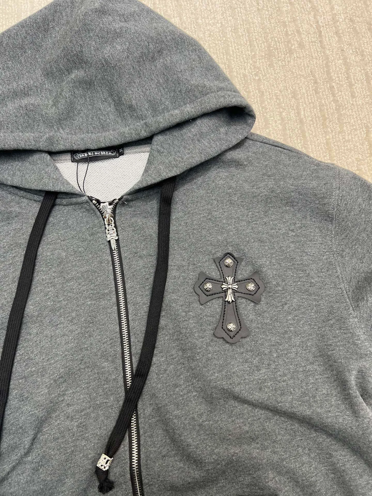 P340 𝗖𝗵𝗿𝗼𝗺𝗲 𝗛𝗲𝗮𝗿𝘁𝘀Cro Heart pure cotton terry zipper hooded jacket, a must-have item for men and women's light luxury commuting, high weight cotton double yarn 380g large terry fabric, fixed and dyed matching ribs, customized full set of accessories, clear letters and perfect restoration without difference. High-end atmosphere and full grade! The entire dress is exclusively customized with heavy craftsmanship, including burnt flower appliqué, leather embroidery and cross craftsmanship, perfectly combined with precise stitching! All wiring is special machine chain double wire, absolutely high quality craftsmanship!  Size: M L XL XXL